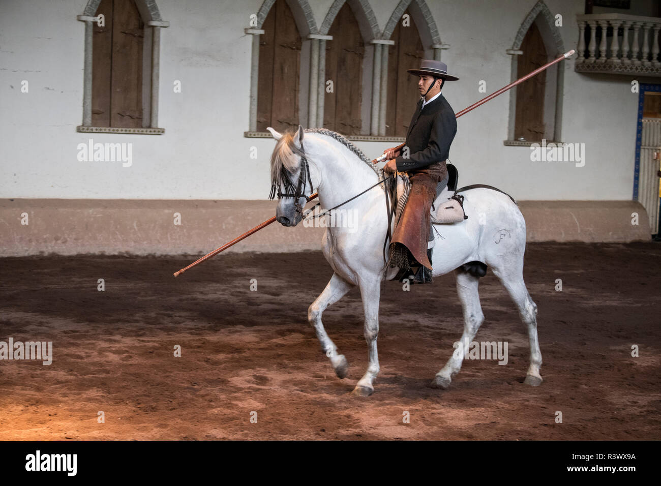 L'Amérique centrale, le Costa Rica, Rancho San Miguel. Salon du cheval andalou traditionnel, homme rider en costume typique avec lance. (Usage éditorial uniquement) Banque D'Images