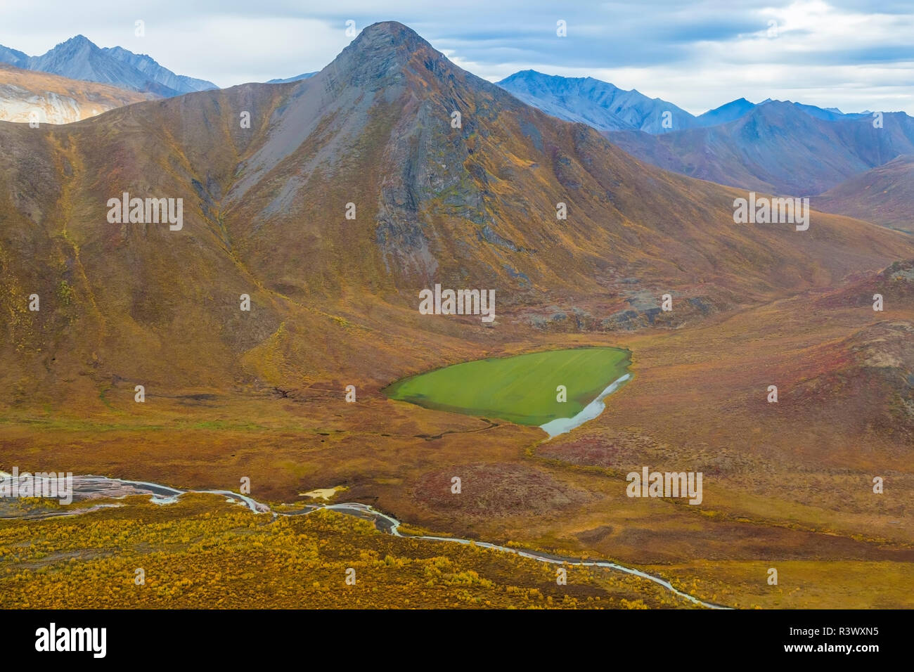 USA, Alaska, Brooks, Arctic National Wildlife Refuge. Vue aérienne de montagnes et la rivière. Banque D'Images