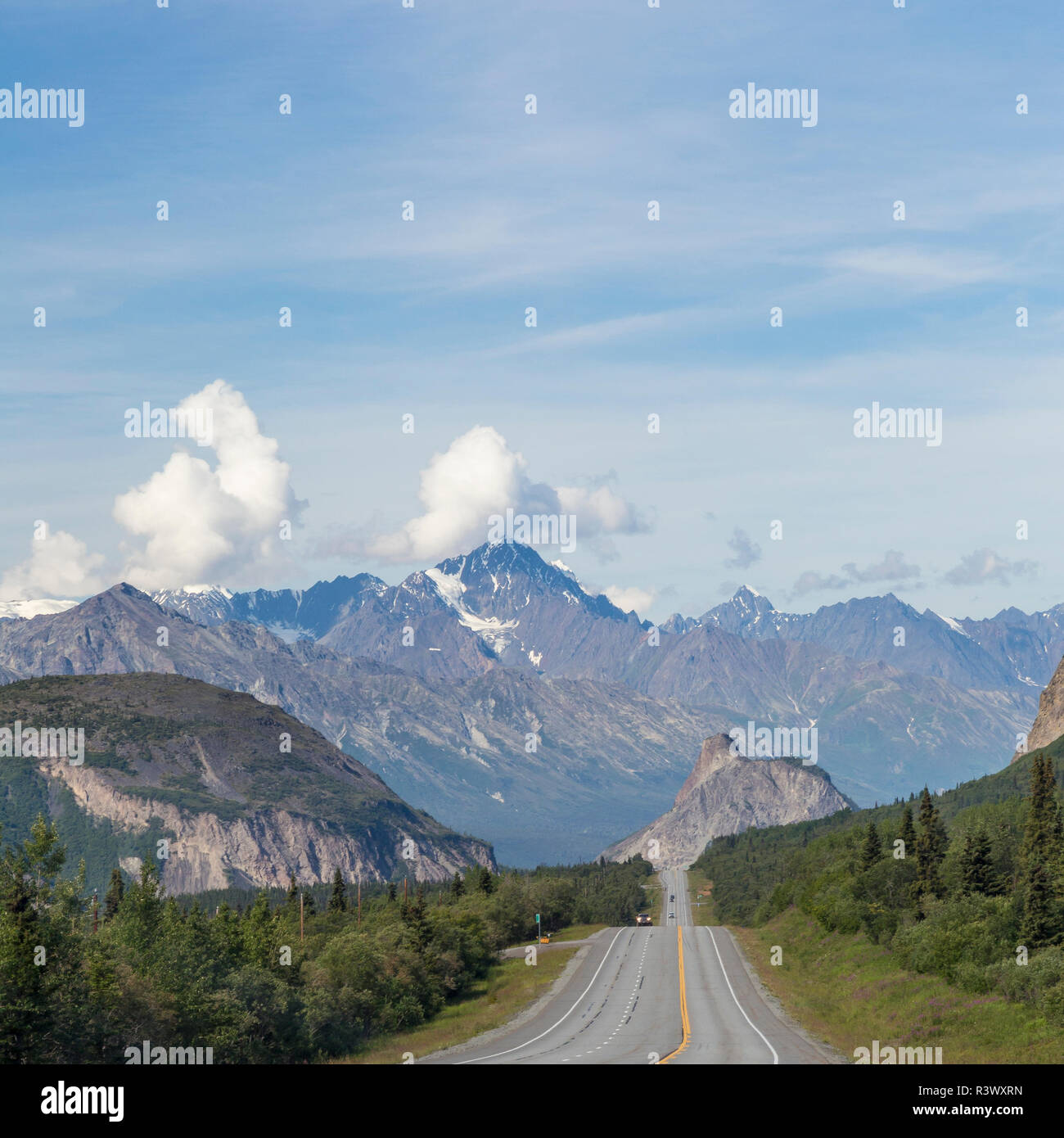 USA, Alaska. Glenn Highway et paysage de montagne. Banque D'Images