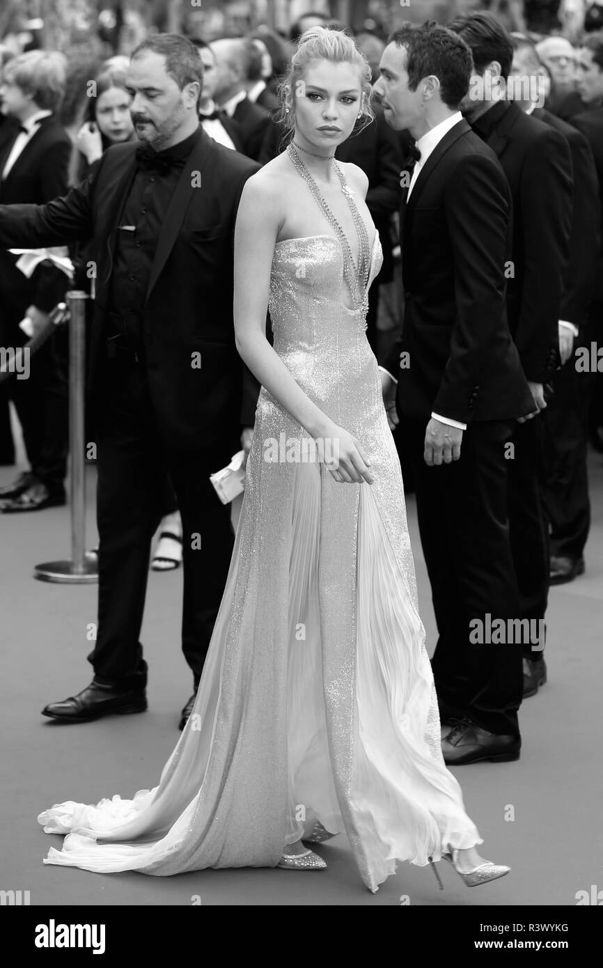 CANNES, FRANCE - 10 MAI 2018 : Stella Maxwell, marche le tapis rouge pour le 'Désolé Angel' au 71e Festival de Cannes (Ph : Mickael Chavet) Banque D'Images