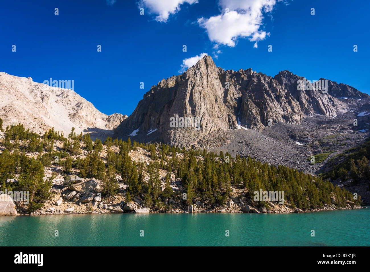 Temple de rocher au-dessus de Big Pine Lake Numéro 3, John Muir Wilderness, la Sierra Nevada, en Californie, USA Banque D'Images