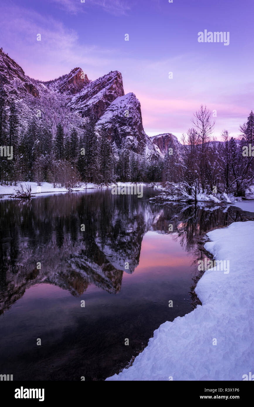 Les trois frères au-dessus de la rivière Merced en hiver, Yosemite National Park, California, USA Banque D'Images