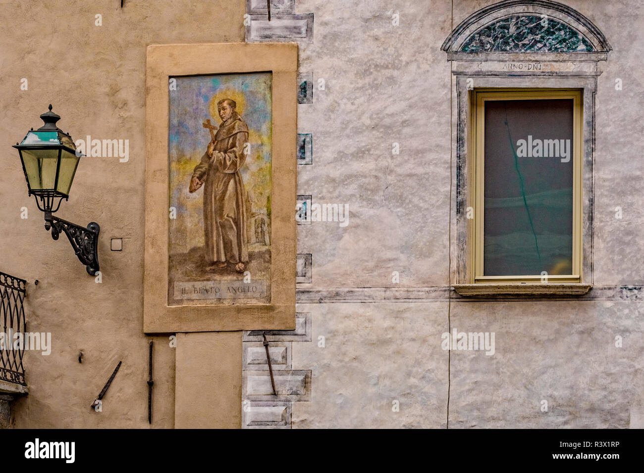 Italie Piémont Cuneo vieille ville Beato Angelo sur un buildind Banque D'Images