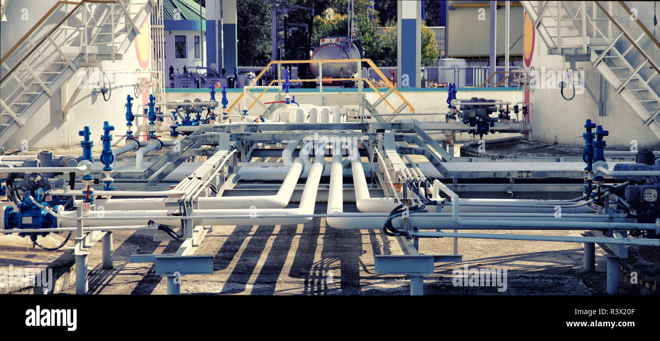 La vieille huile et le tuyau de gaz vannes ligne panorama Banque D'Images