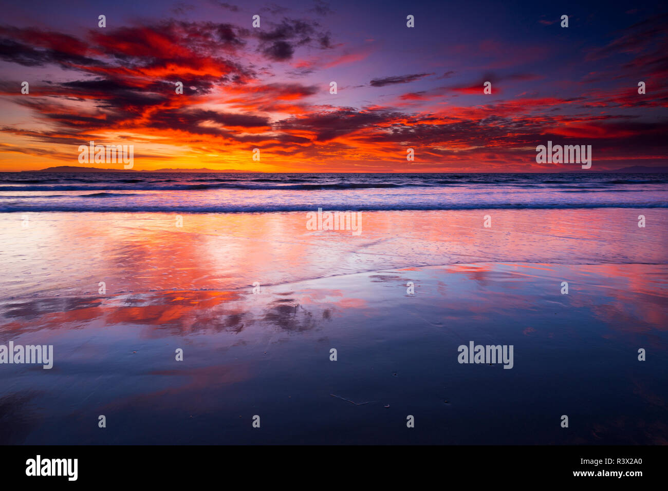 Coucher de soleil sur les îles de la Manche à partir de la plage d'état de Ventura, Ventura, Californie, USA Banque D'Images
