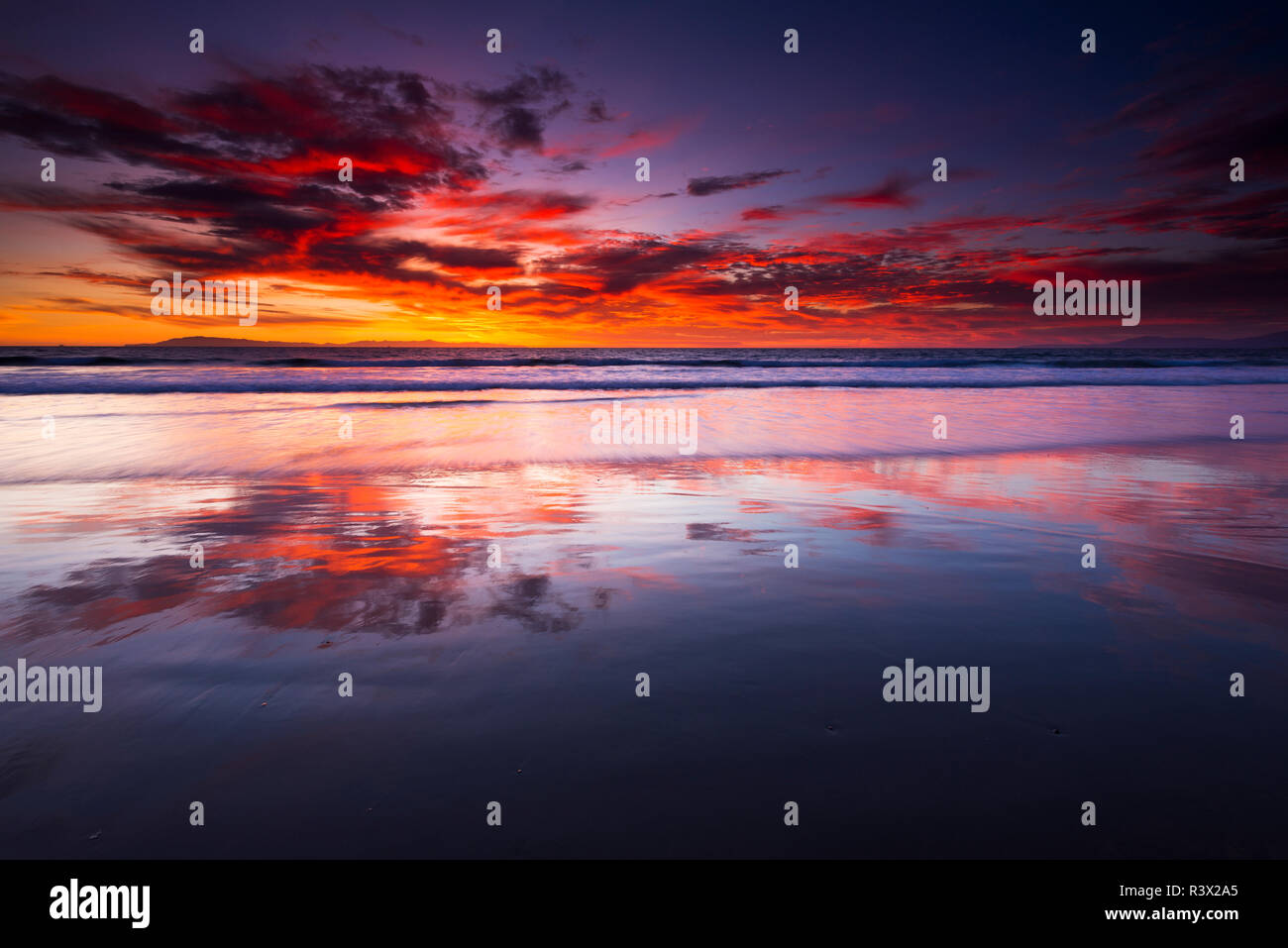Coucher de soleil sur les îles de la Manche à partir de la plage d'état de Ventura, Ventura, Californie, USA Banque D'Images