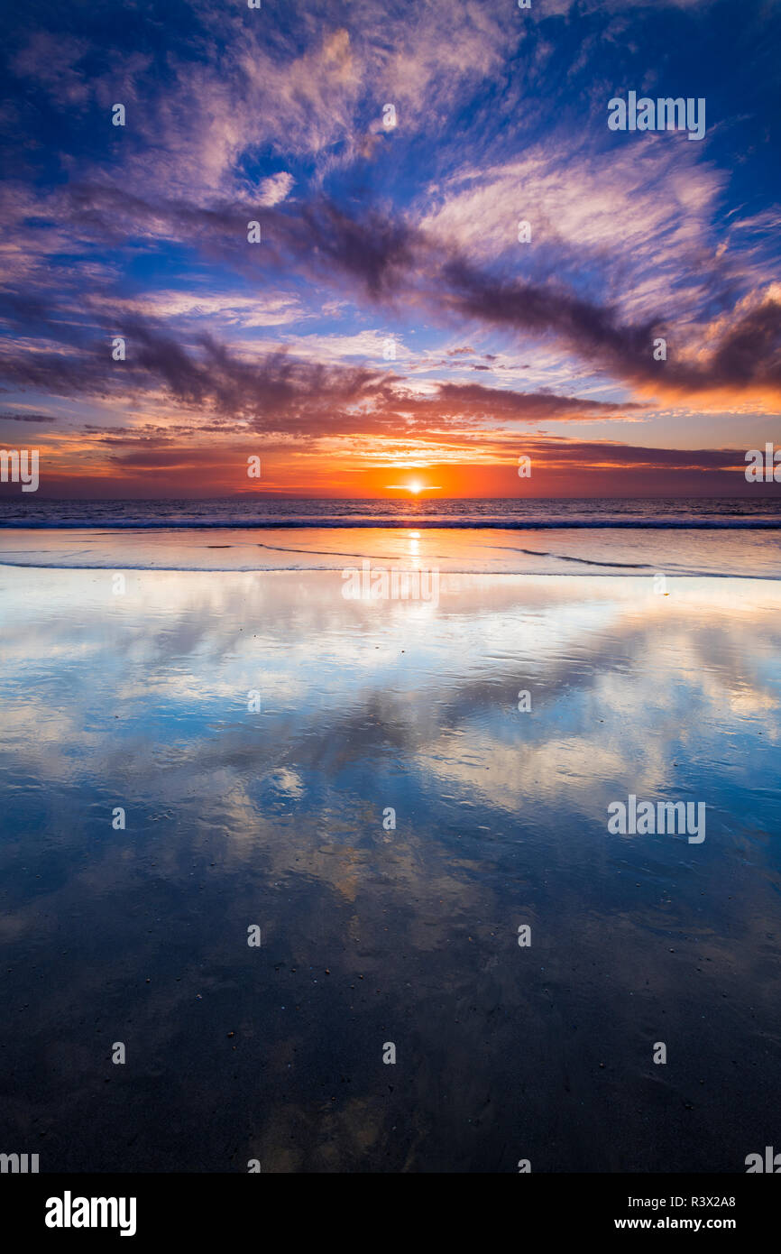 Coucher de soleil sur les îles de la Manche à partir de la plage d'état de Ventura, Ventura, Californie, USA Banque D'Images