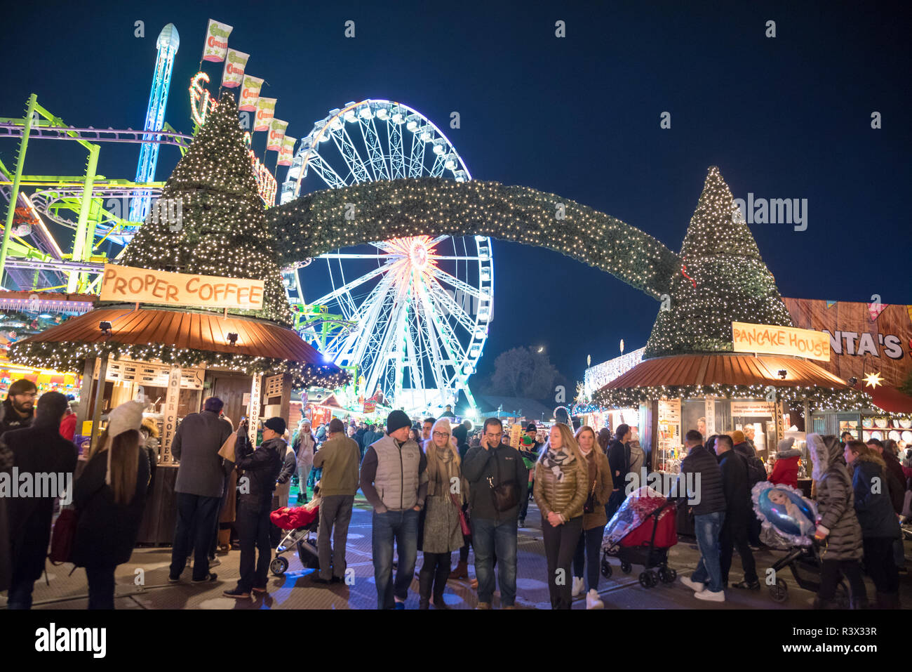 Londres, Royaume-Uni - 23 novembre, 2018 Hyde Park Winter Wonderland foire traditionnelle avec des aliments et boissons des étals, carrousels, prix à gagner, et de noël ac Banque D'Images