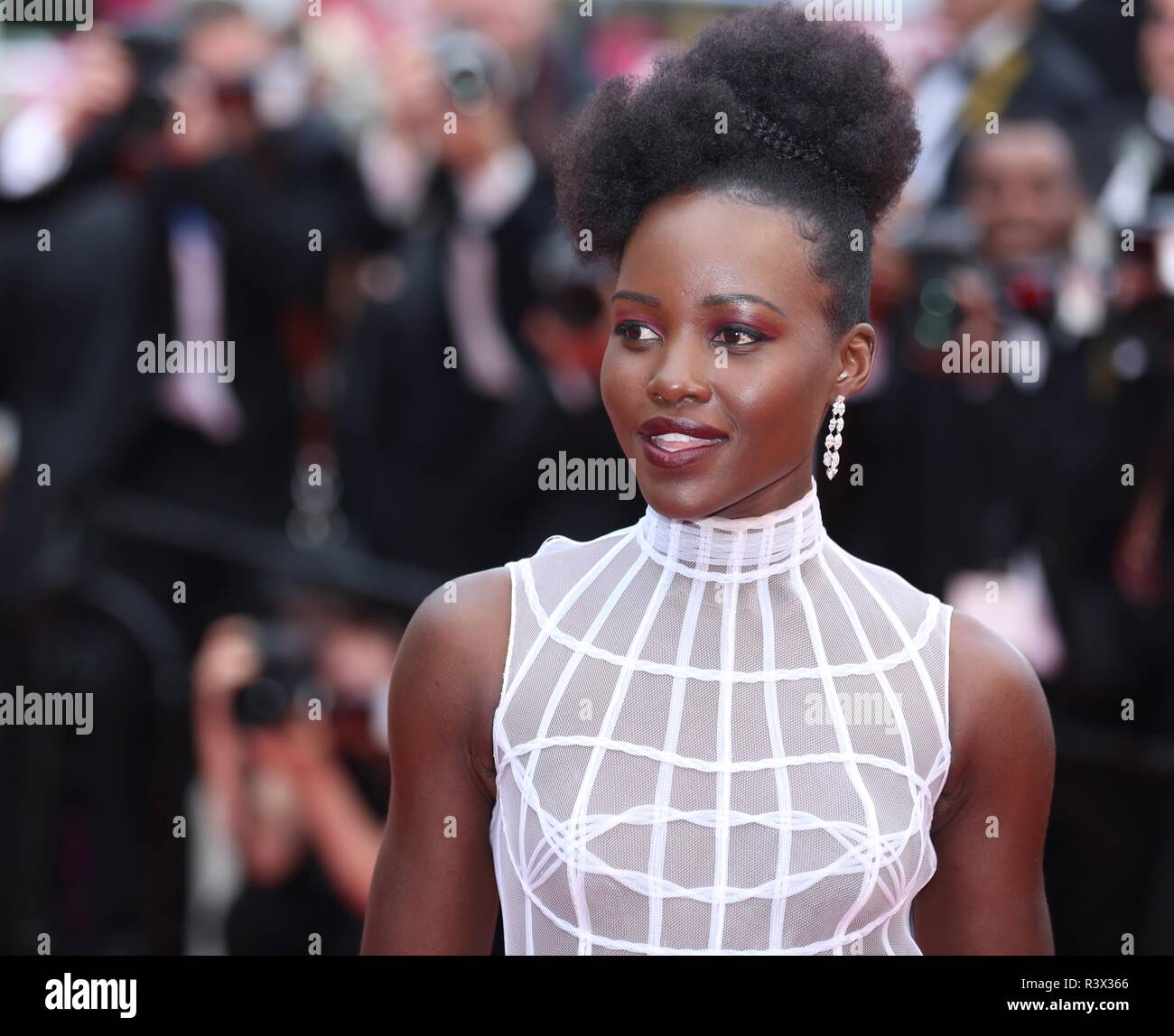 CANNES, FRANCE - 10 MAI 2018 : Lupita Nyong'o sur le tapis rouge pour le 'Sorry Angel' projection au Festival de Cannes (Photo par Mickael Chavet) Banque D'Images