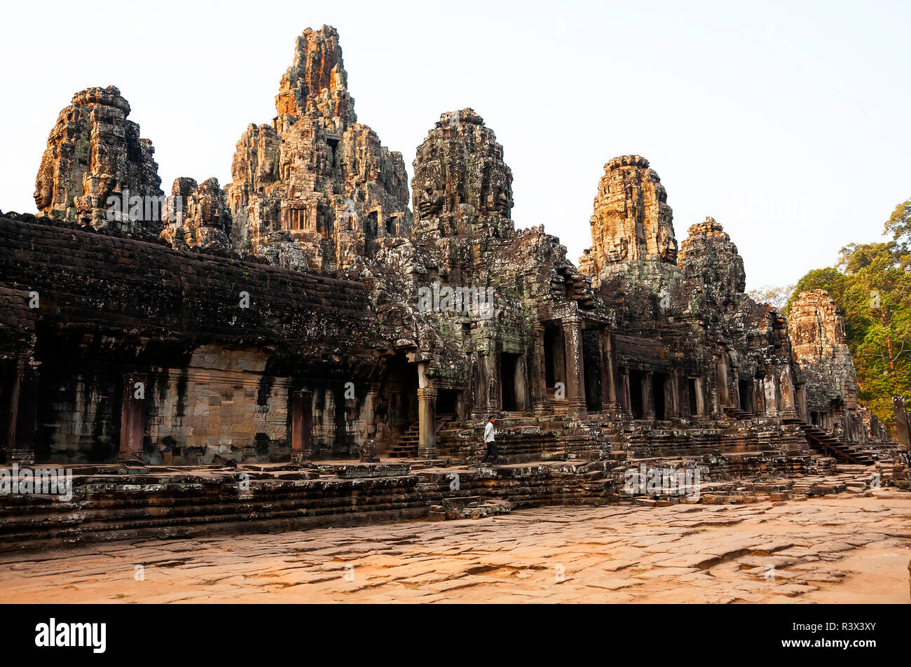 Thom d'Angkor. Le temple d'état de Bayon du XIIe siècle de Jayavarman VII partie d'Angkor Thom en début de matinée d'Angkor, Cambodge Banque D'Images