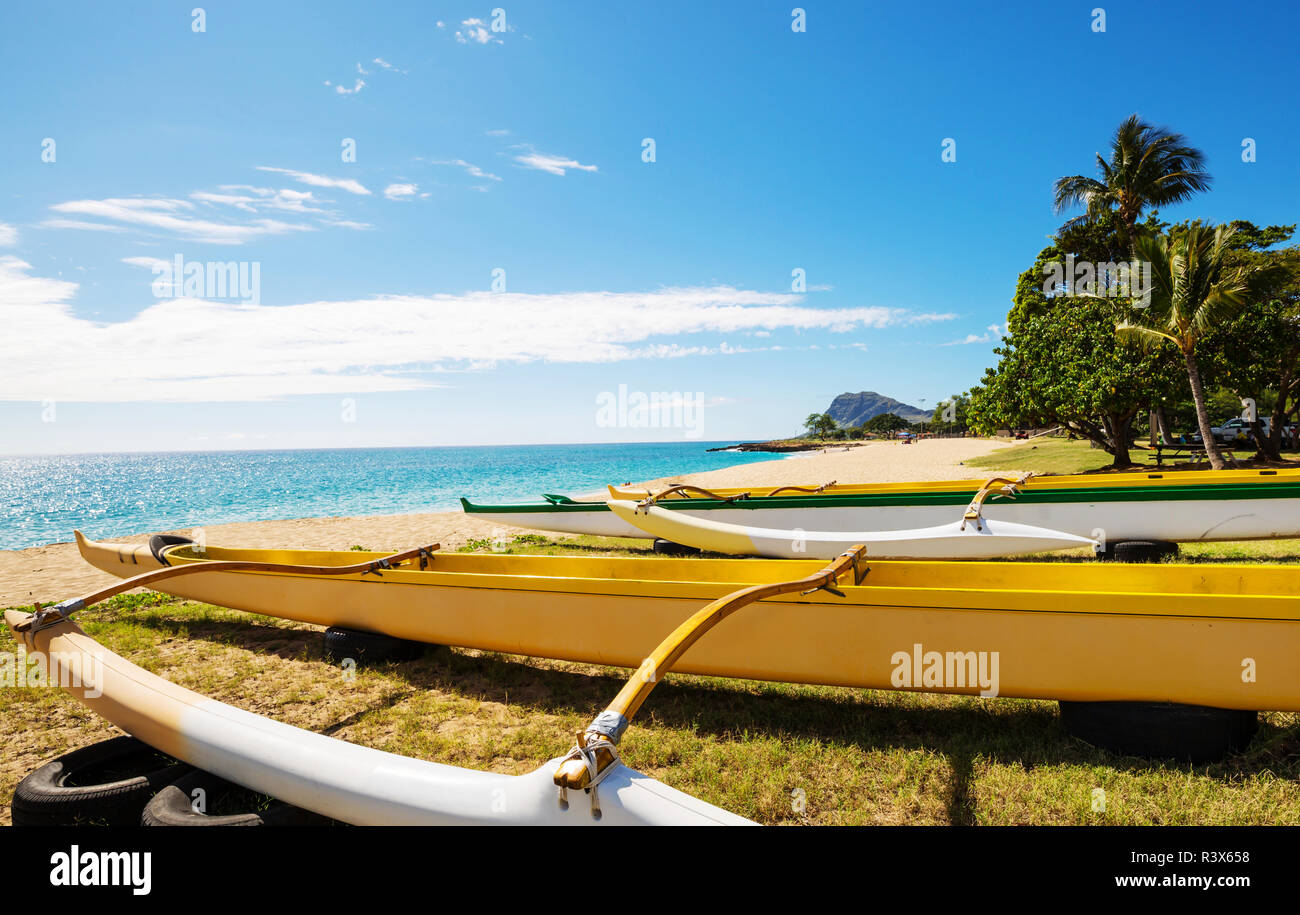 Pirogue sur Hawaiian beach Banque D'Images