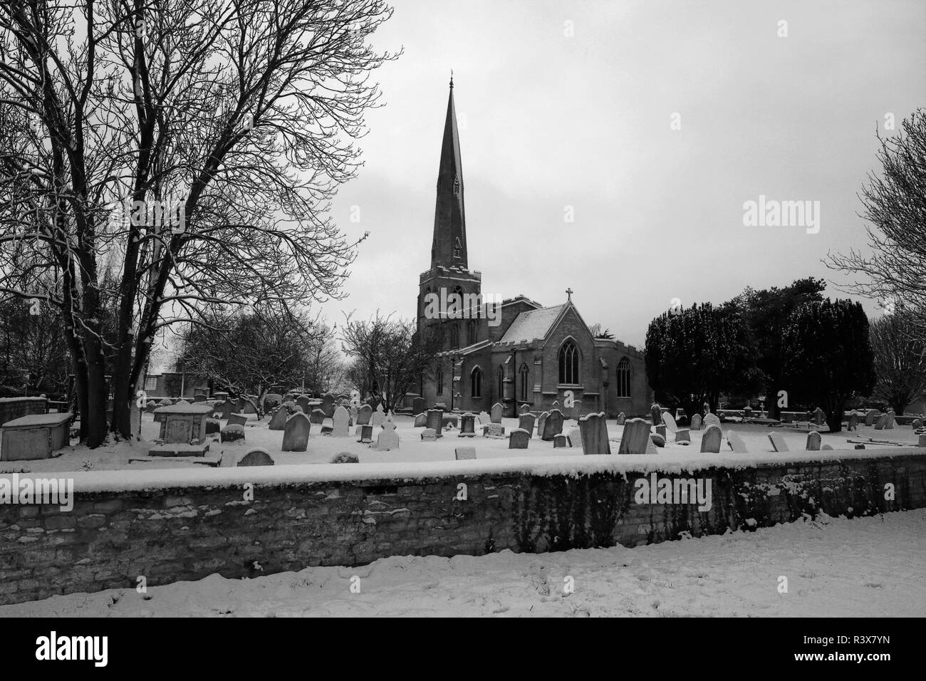 Neige sur St Benedicts église, village Glinton Cambridgeshire, Angleterre, Royaume-Uni Banque D'Images