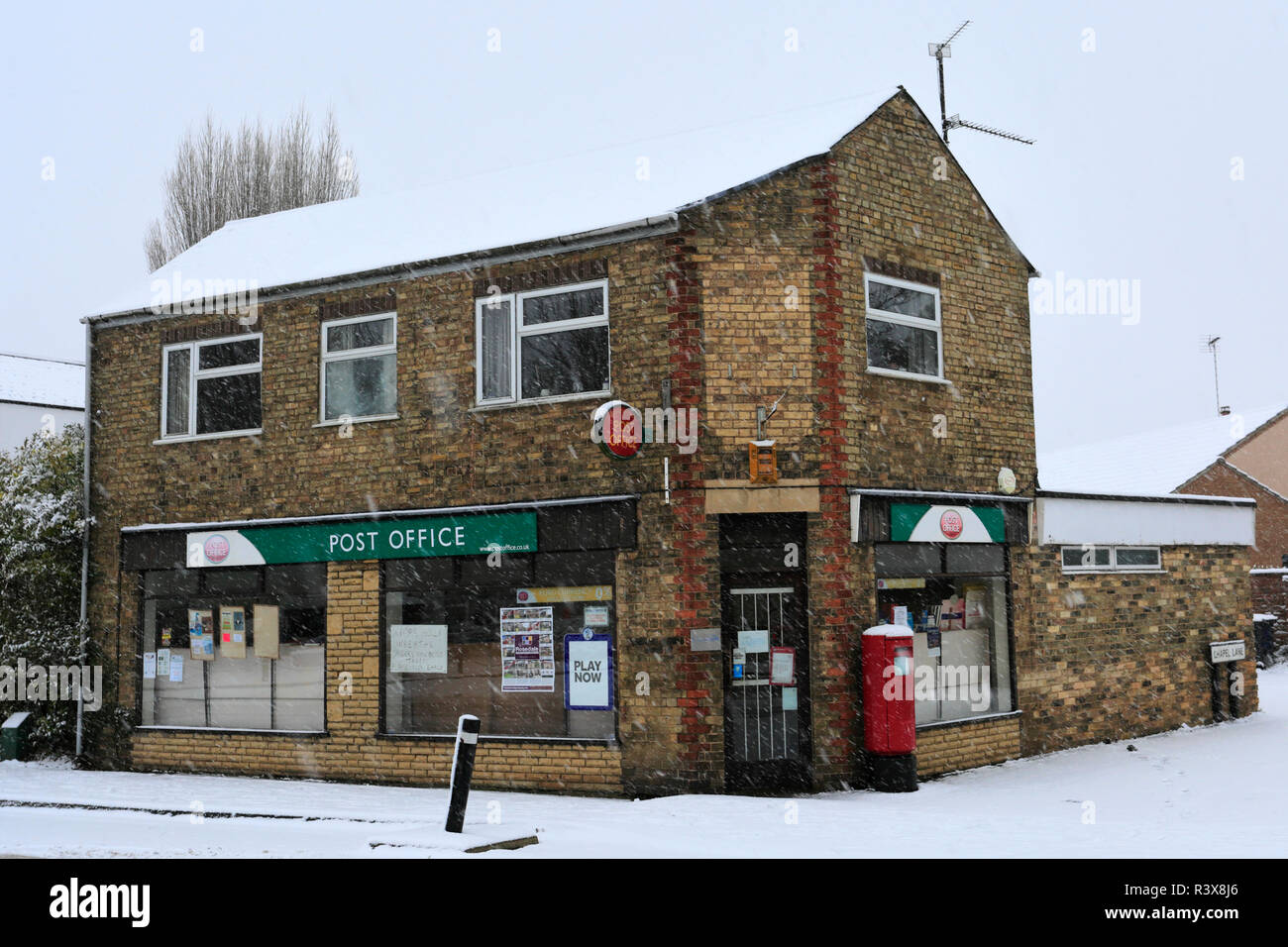 La neige sur le bureau de poste, village green, Pennard Village, Cambridgeshire, Angleterre, RU Banque D'Images