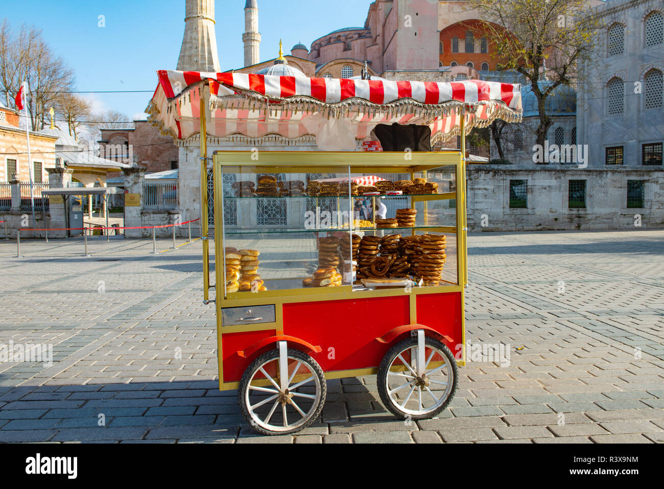 Panier avec simits bagels Turcs à Istanbul Banque D'Images