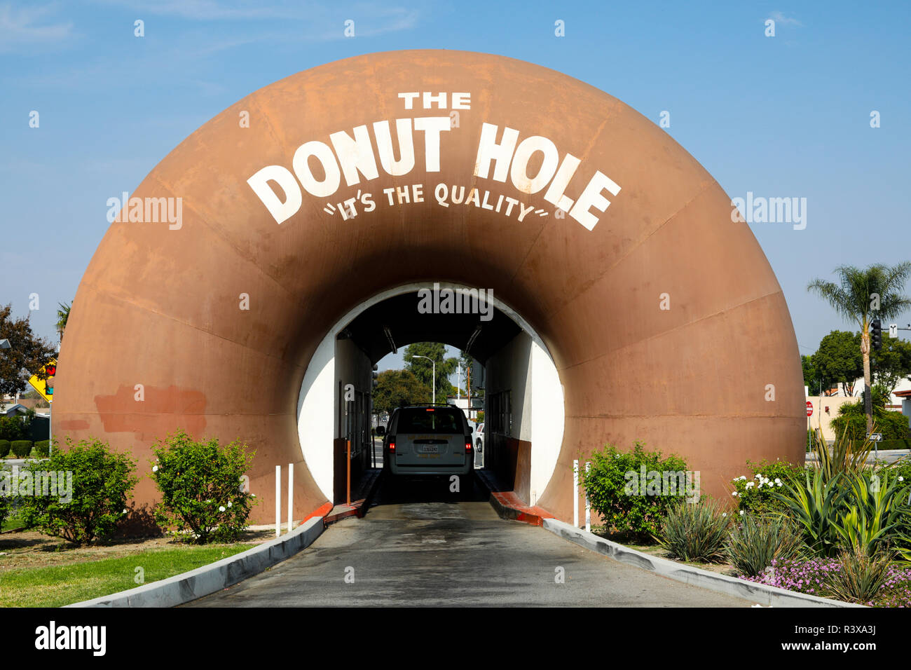 Drive-through donut shop à La Puente, en Californie. (Usage éditorial uniquement) Banque D'Images