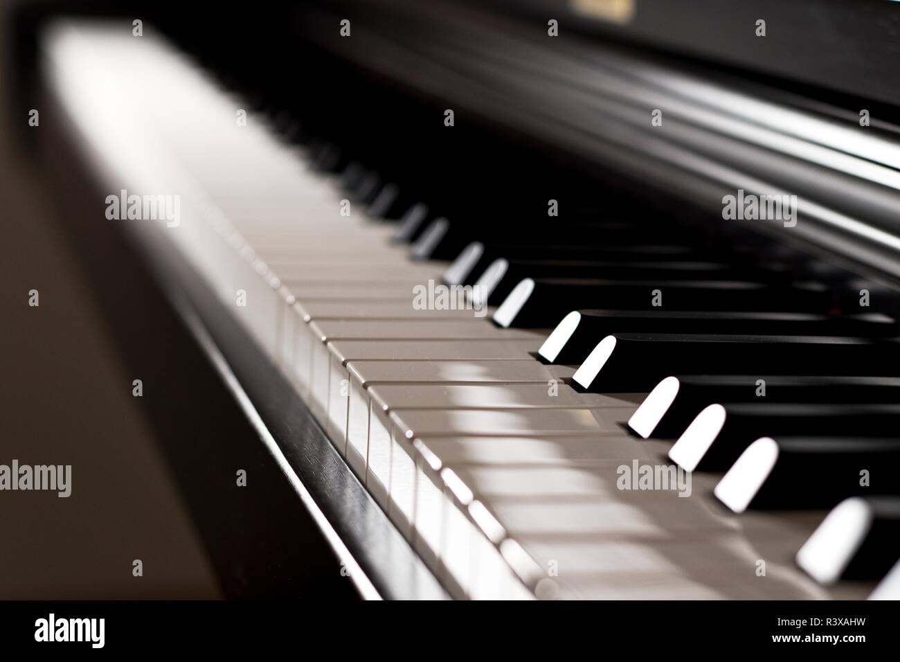 Clavier de piano brillant avec reflets de lumière Banque D'Images