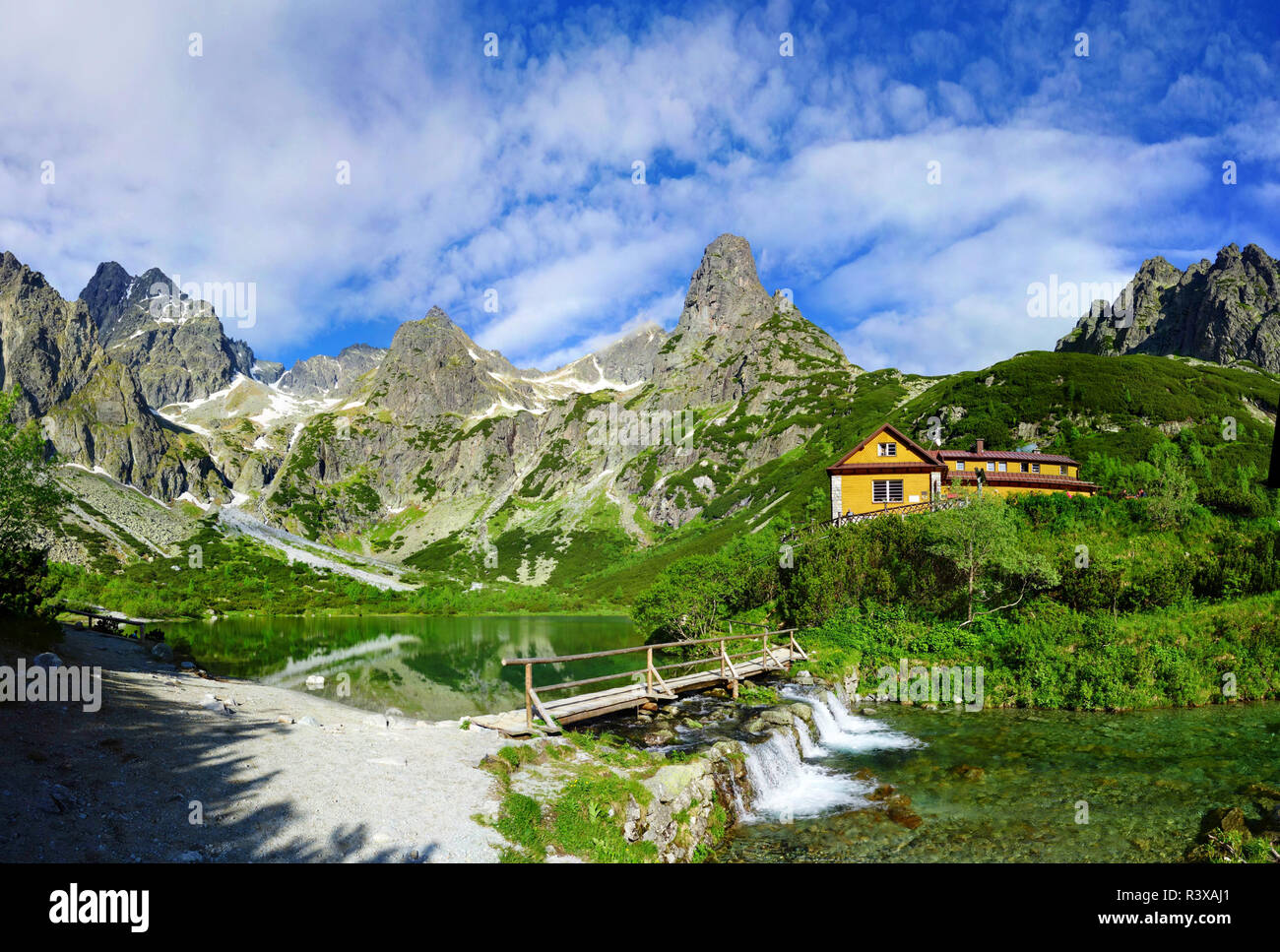 Zelene pleso dans le lac avec de belles montagnes Tatra pont sur waterfall - d'été idyllique Banque D'Images