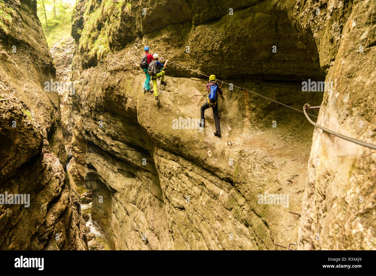 Dans l'aventure Escalade canyon profond de Postalmklamm via ferrata, Autriche Banque D'Images