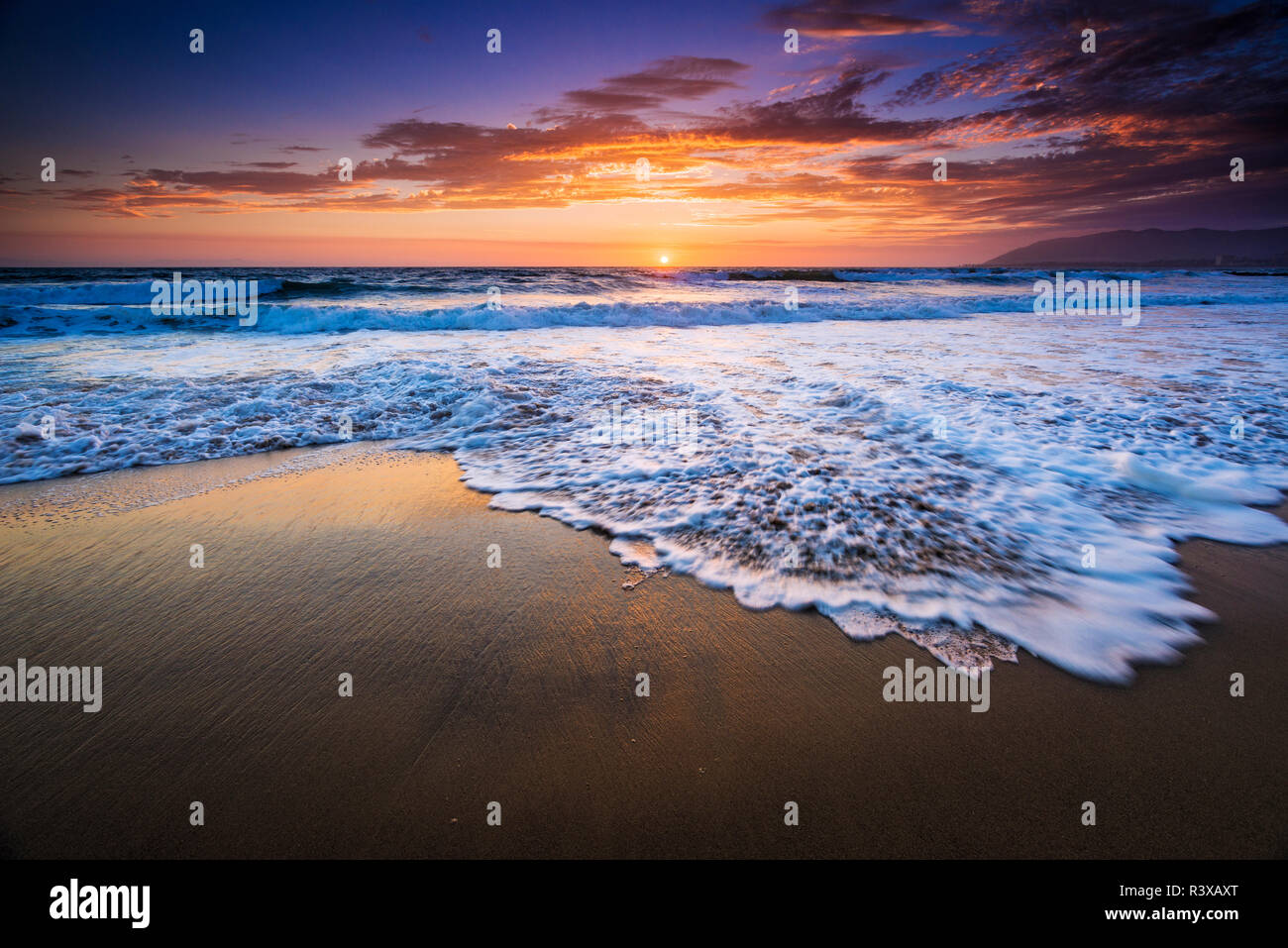 Coucher de soleil sur l'océan Pacifique à partir de la plage d'état de Ventura, Ventura, Californie, USA Banque D'Images