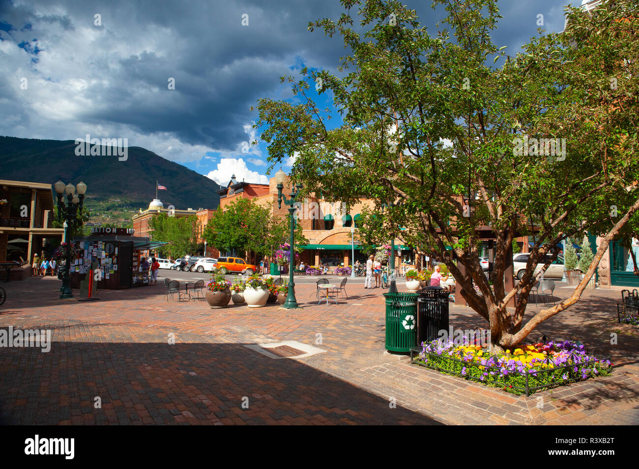 Aspen,USA - Juillet 17,2013 : dans la rue à Aspen. Aspen, dans les Montagnes Rocheuses du Colorado, est une station de ville et destination à longueur d'année pour une re Banque D'Images