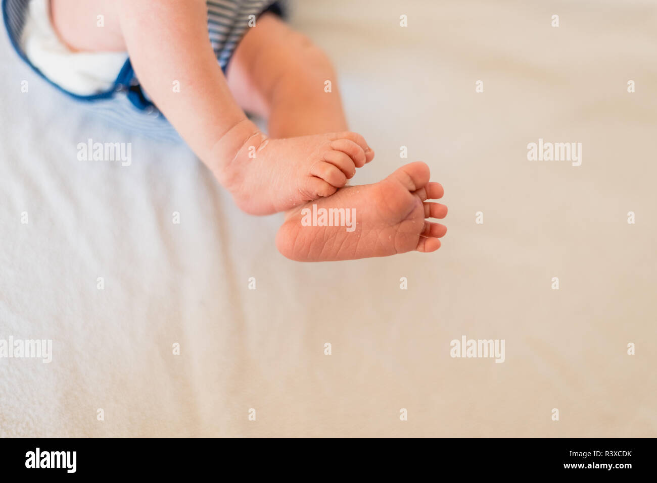 Les Petits Pieds De Bebe Doux Et Nu Photo Stock Alamy