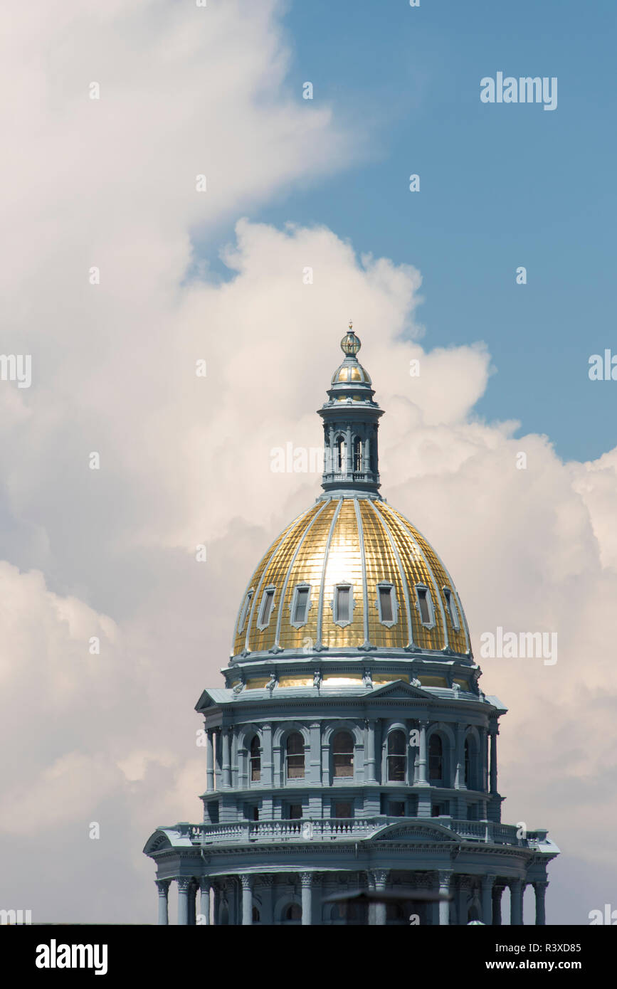 États-unis, Colorado, Denver. Capital Dome dans la grande lumière de nuages Banque D'Images