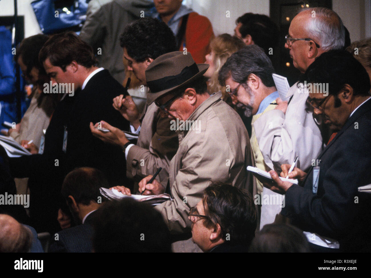 Presse de la Maison blanche des notes lors d'un point de presse à la Maison Blanche salle des conférences de presse en octobre 1984 Banque D'Images