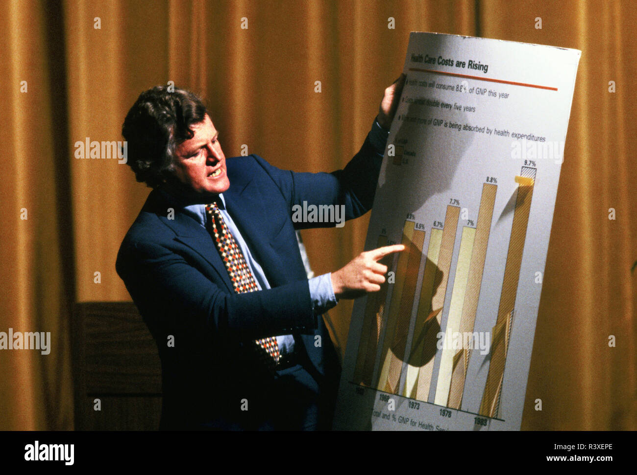 Décembre 1978 : Le sénateur Edward Kennedy en pointant sur un graphique du produit national brut. Banque D'Images