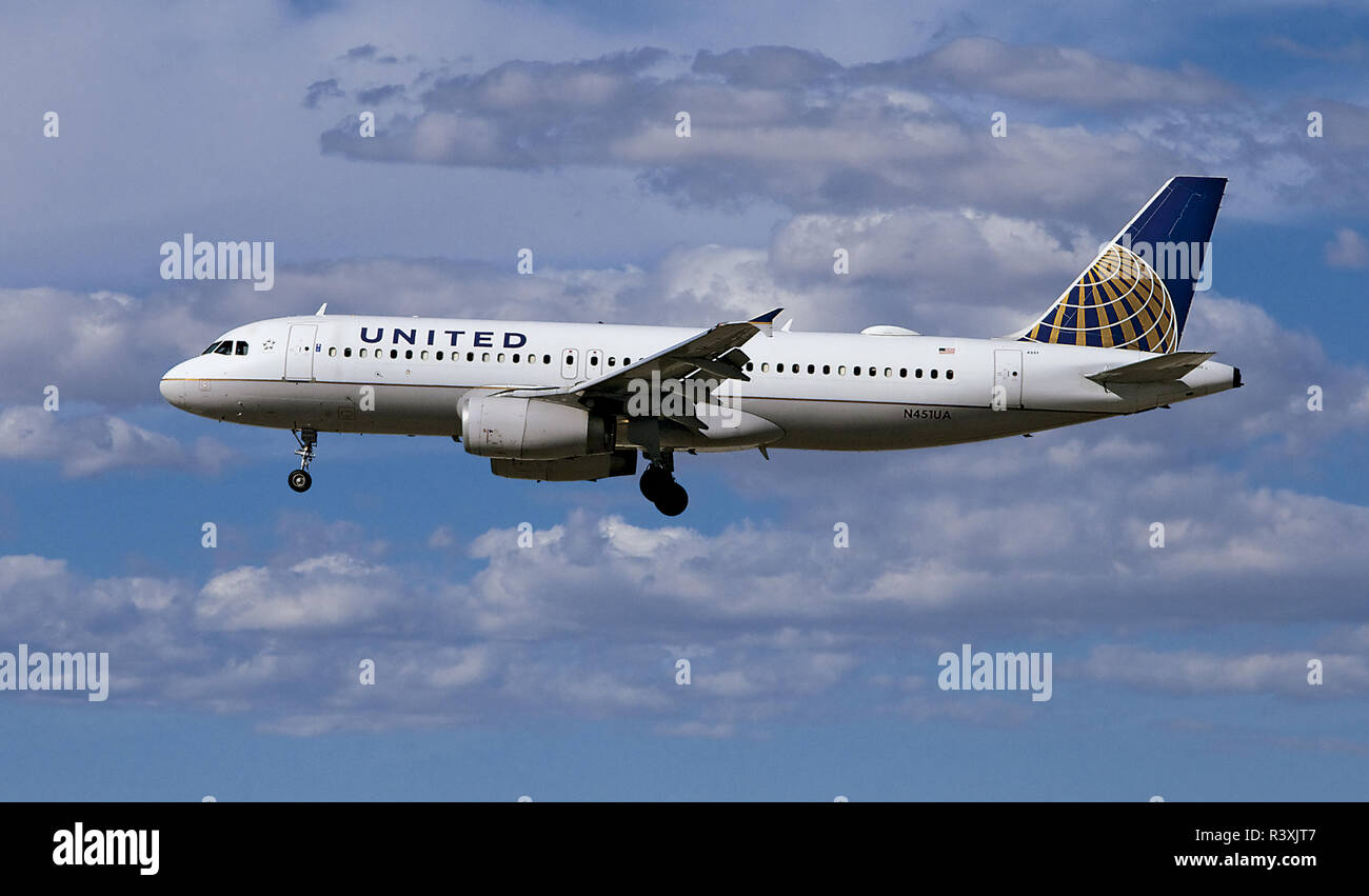 United Air Lines Airbus A320 volant sous ciel magnifique Banque D'Images