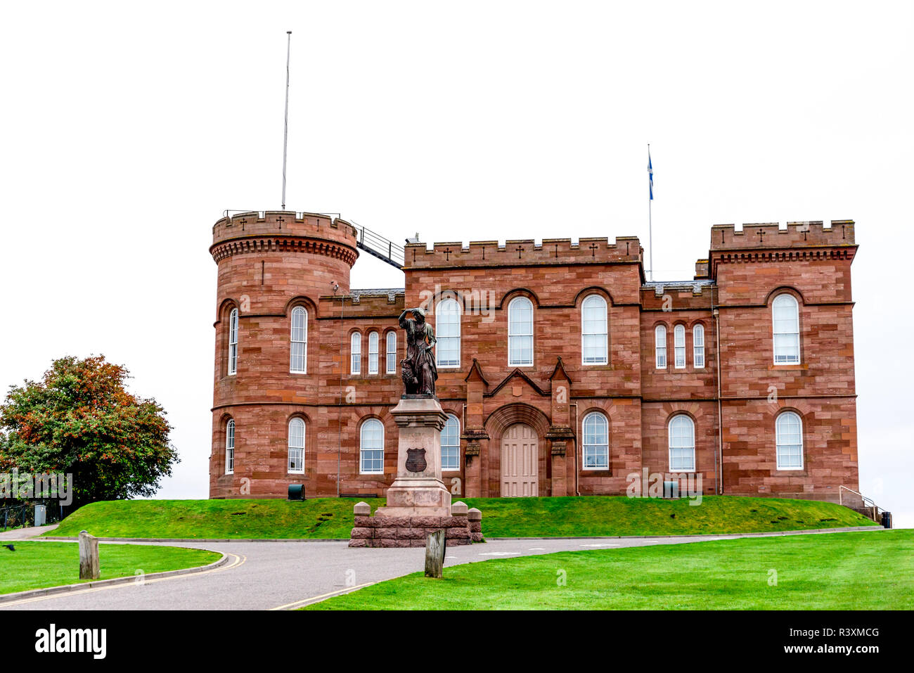 Entrée du public au parc du château d'Inverness avec Rosa MacDonald statue et redstone murs de l'édifice, de l'Écosse Banque D'Images