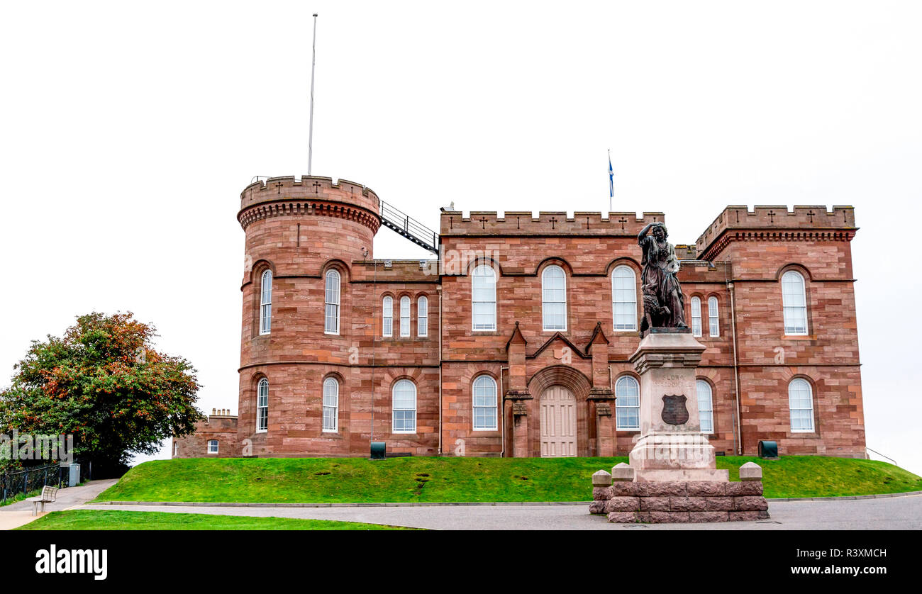 Vue d'entrée principale du château d'Inverness avec Rosa Macdonald statue devant elle, le nord de l'Ecosse Banque D'Images