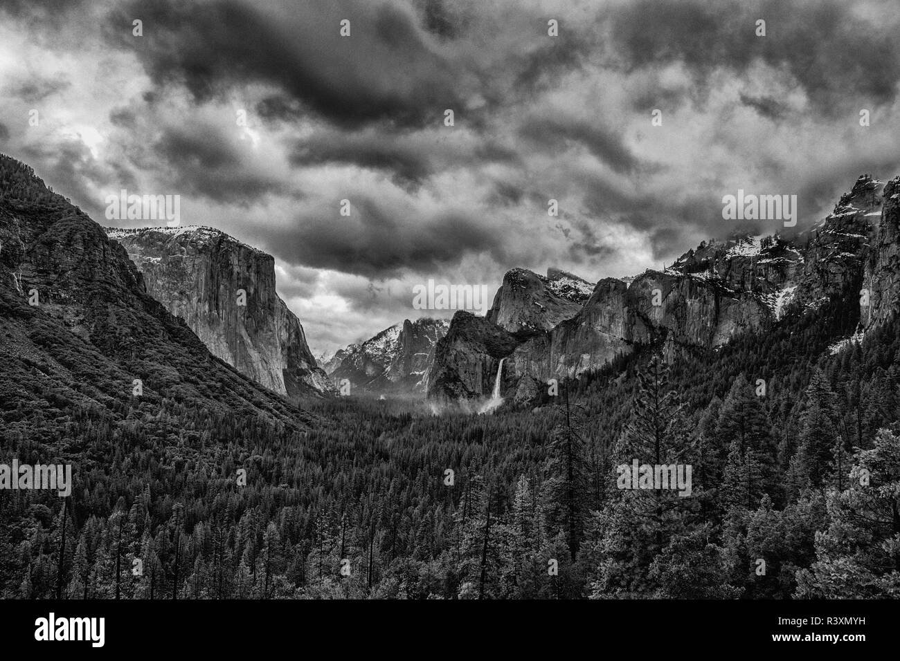 Vue de tunnel avec El Capitan et Bridalveil Falls en noir et blanc. Yosemite National Park, en Californie. Banque D'Images