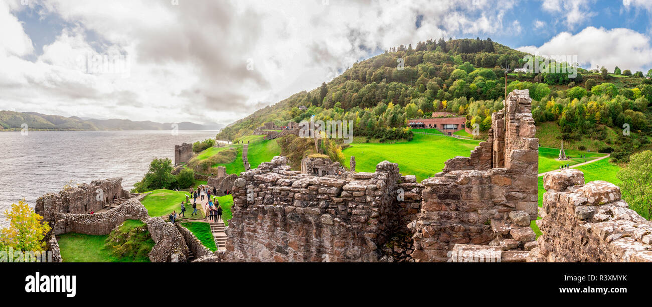 Les touristes visiter les ruines du château d'Urquhart sur les rives du Loch Ness, Ecosse Banque D'Images