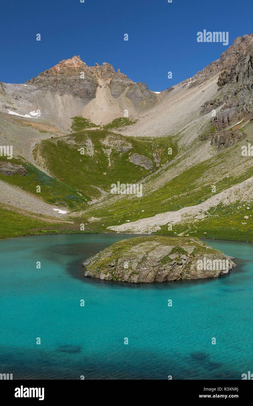 USA, Californie, San Juan Mountains. Lac de l'île verte de l'eau minérale. Banque D'Images