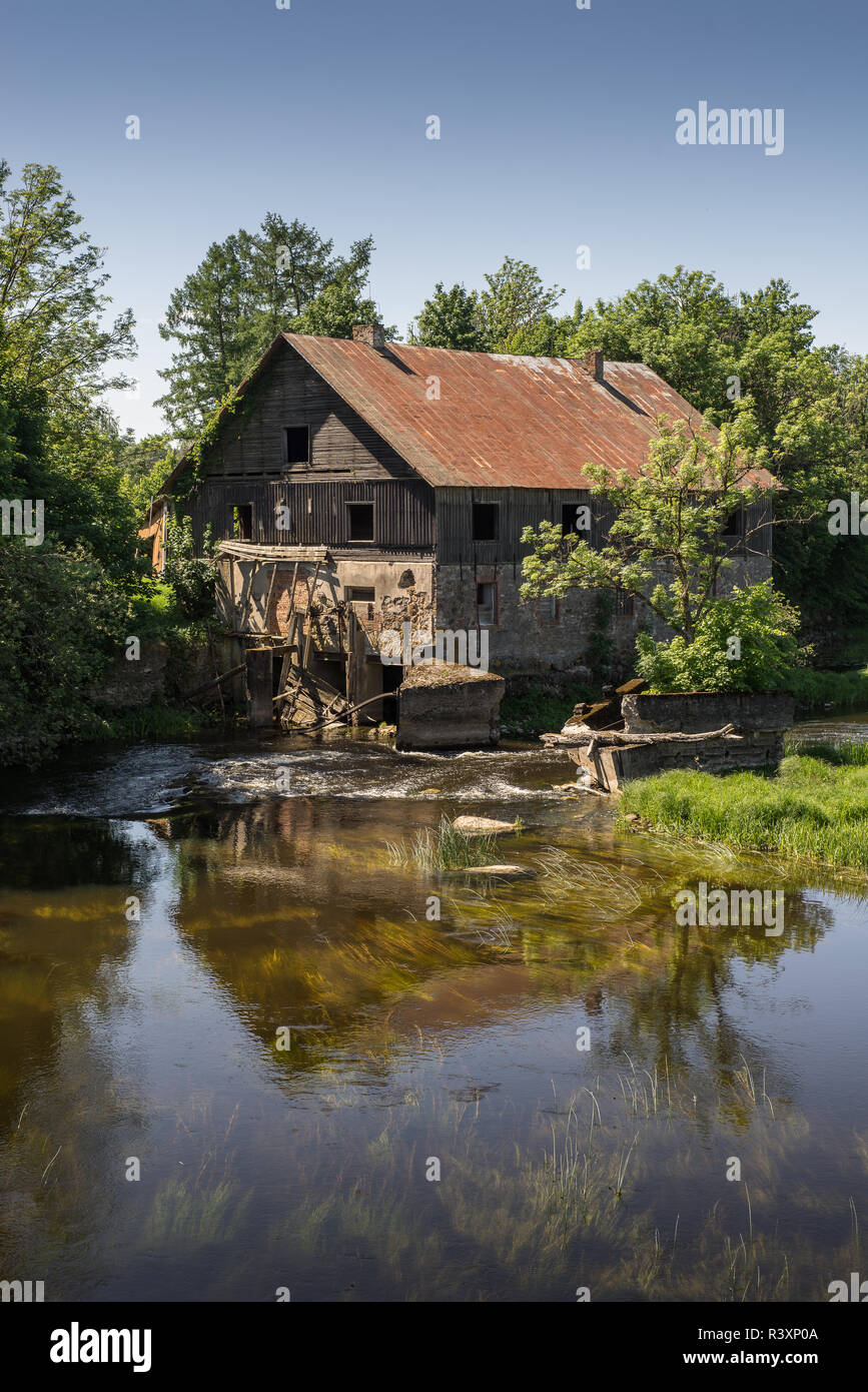 Ancien Moulin à Eau Abandonnés Entouré Par Une Nature