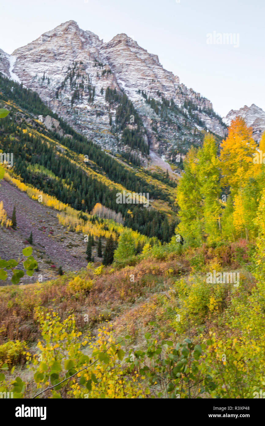 USA, Colorado, Maroon Creek Valley. Pyramid Peak avec la couleur en automne et la neige. Banque D'Images