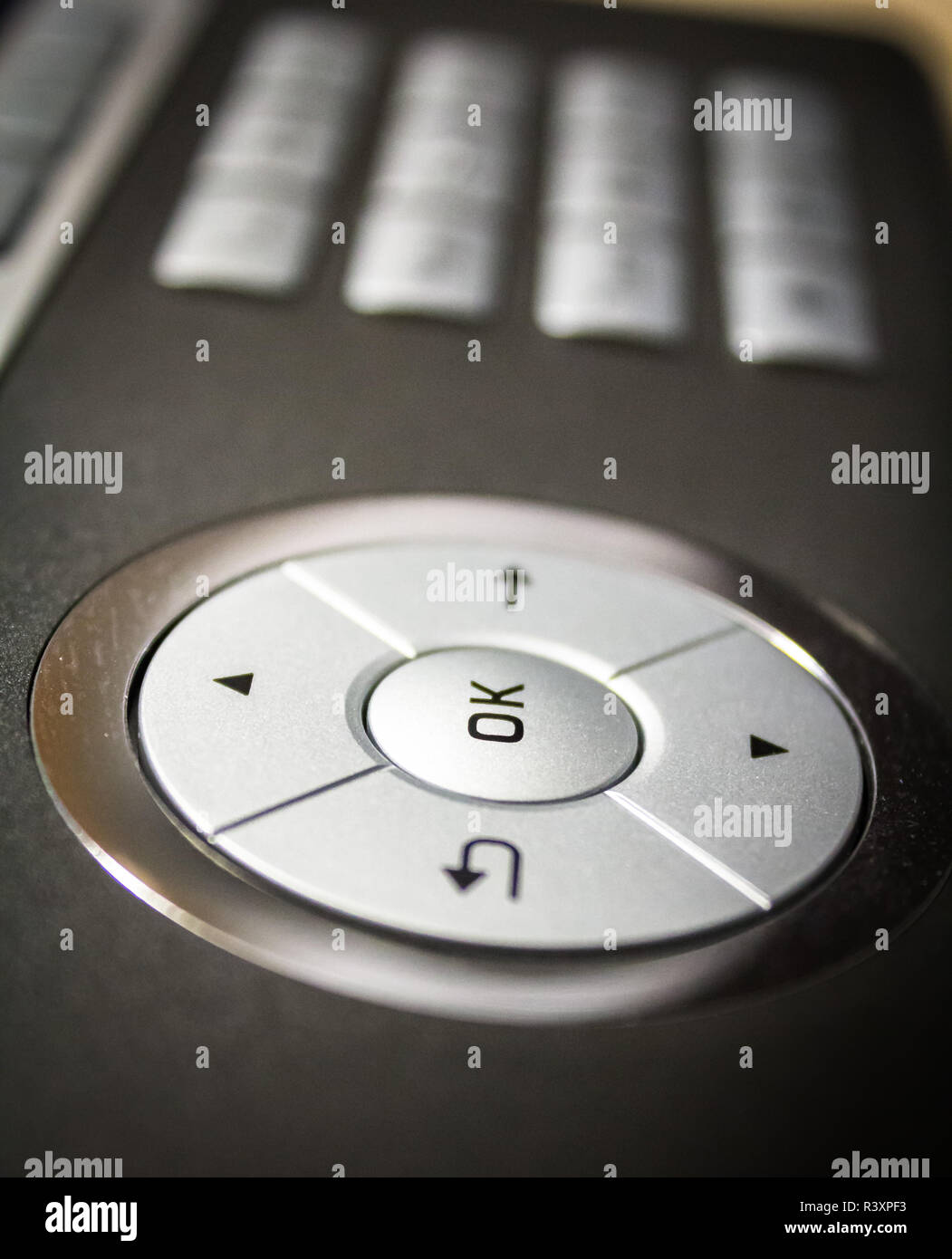 Un téléphone gris avec un bouton ok, close-up Banque D'Images