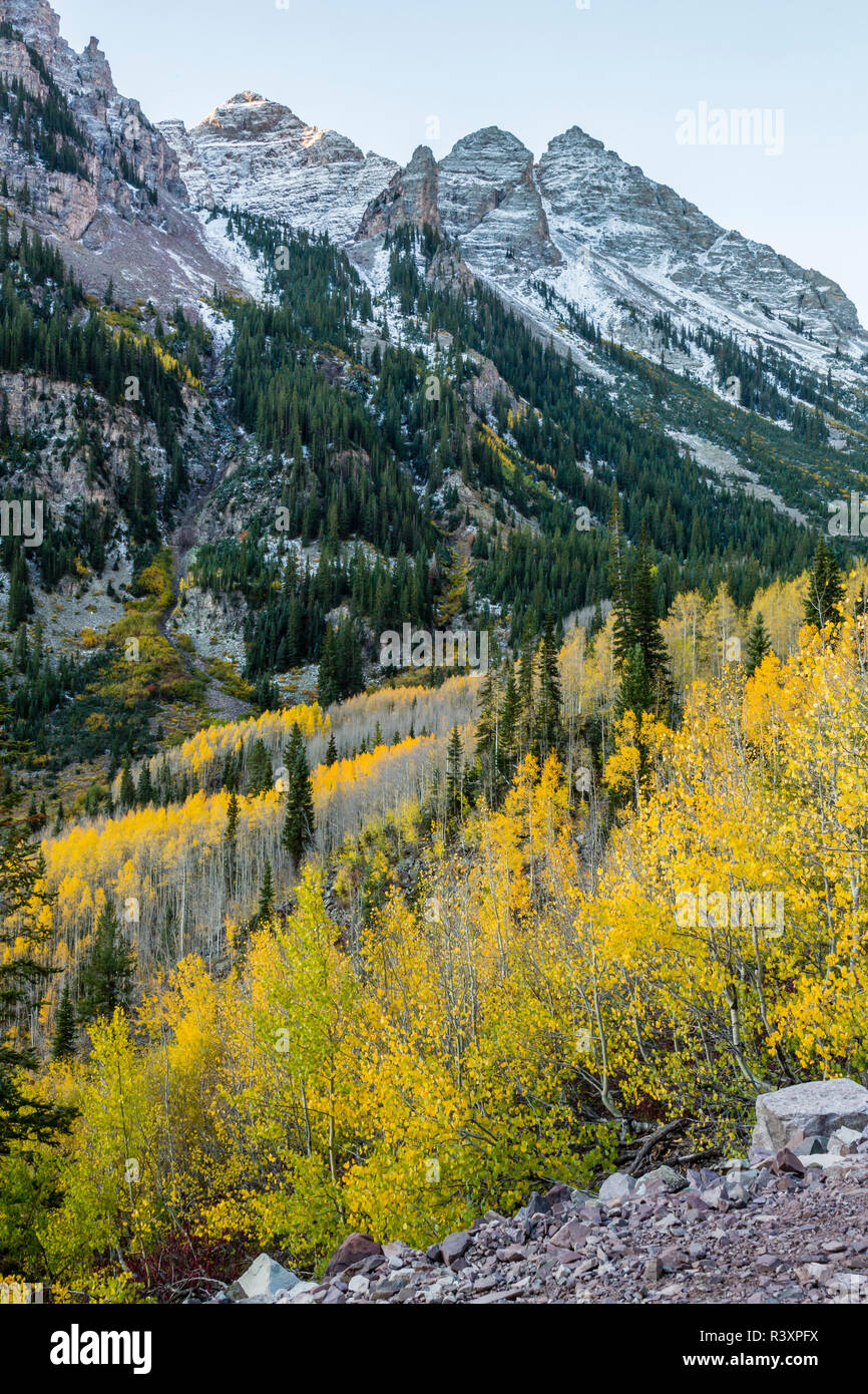 USA, Colorado, Maroon Creek Valley. Pyramid Peak avec la couleur en automne et la neige. Banque D'Images