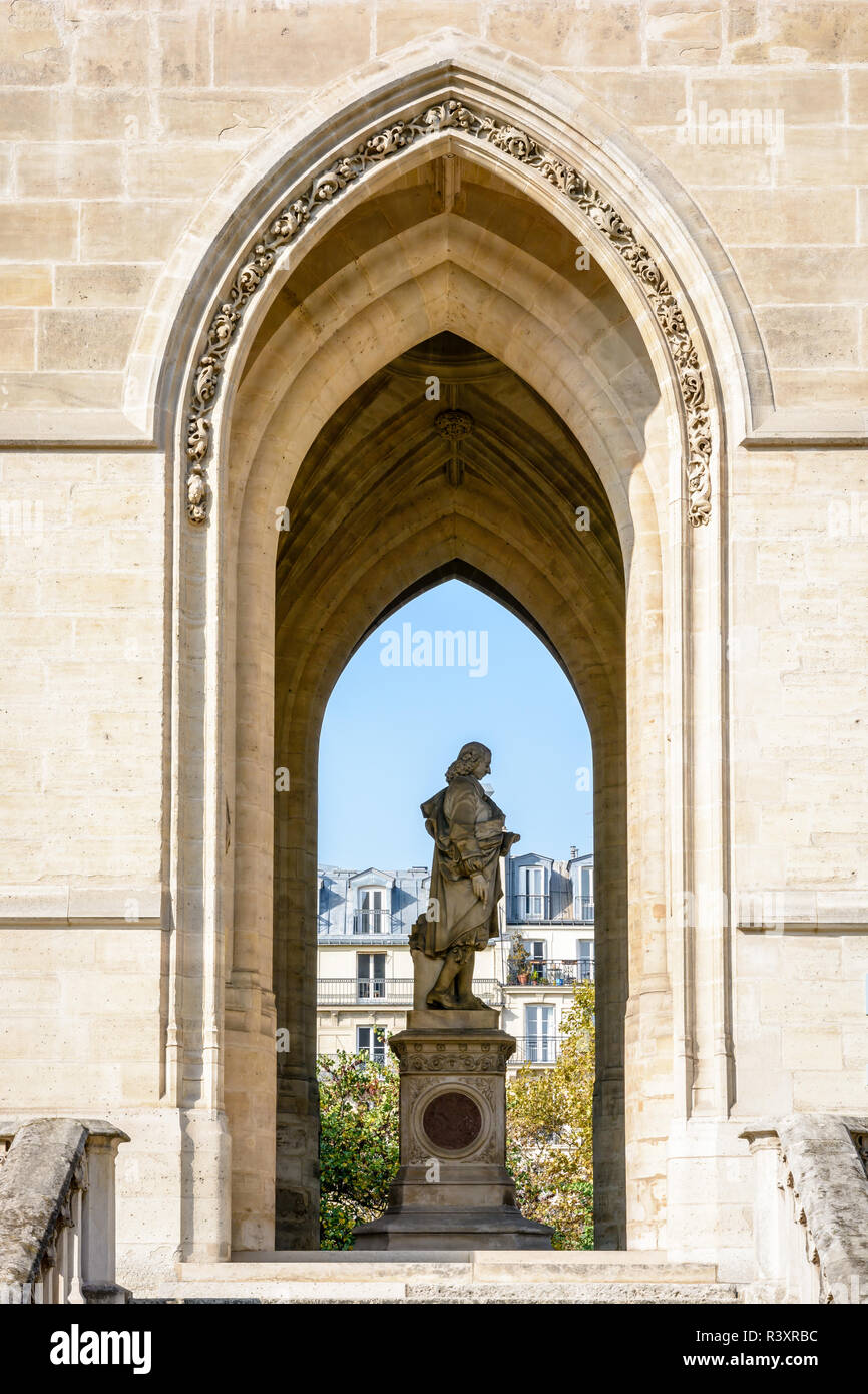Statue de scientifique français du 17ème siècle, Blaise Pascal à la base de la Tour Saint-Jacques à Paris, France. Banque D'Images