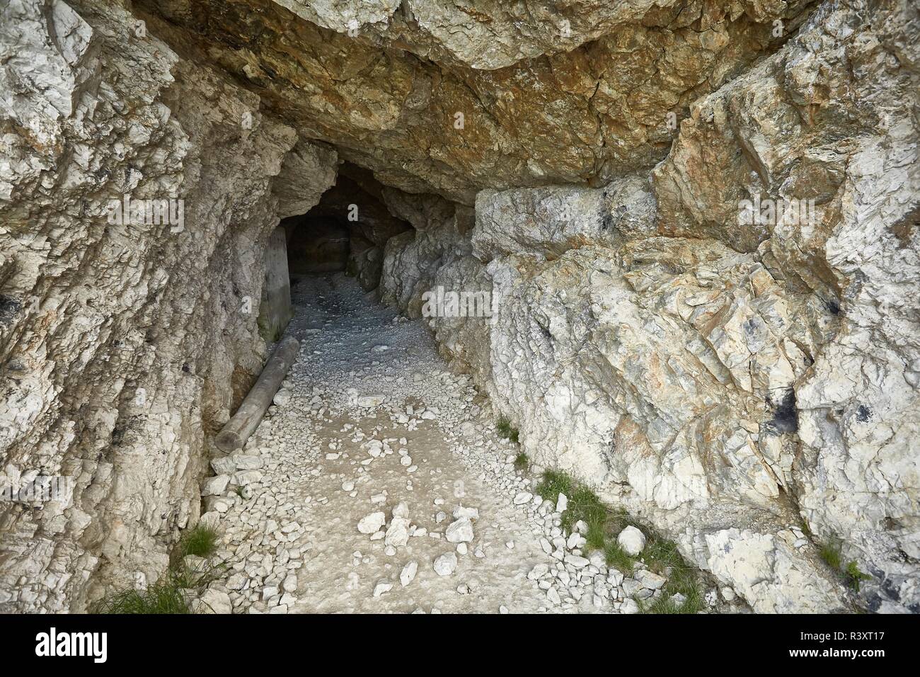 Trou dans la grotte de pierre Banque de photographies et d’images à — free download