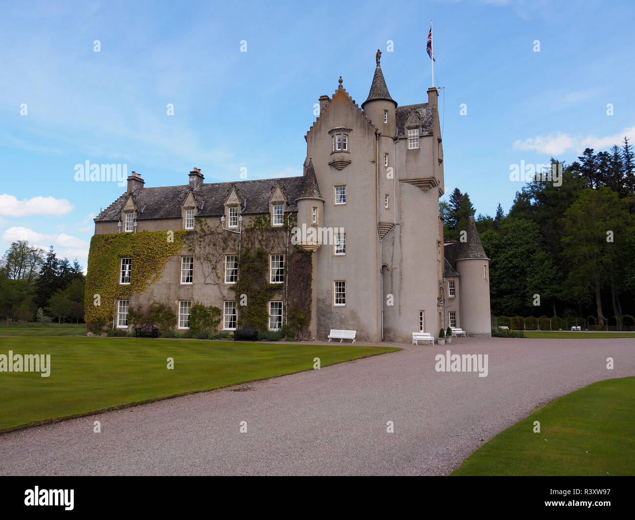 Le drapeau de la vue arrière du château de Ballindalloch Scottish Highlands vole Banque D'Images