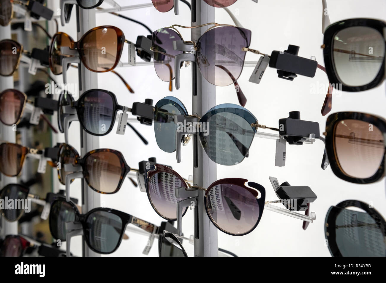 Sunglasses in airport duty free Banque de photographies et d'images à haute  résolution - Alamy
