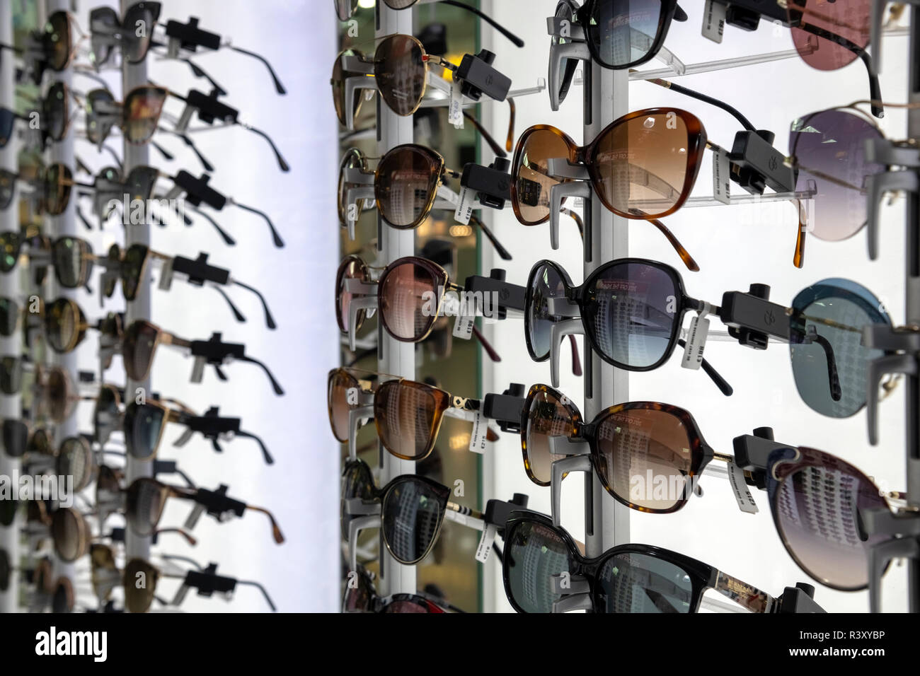 Sunglasses in airport duty free Banque de photographies et d'images à haute  résolution - Alamy