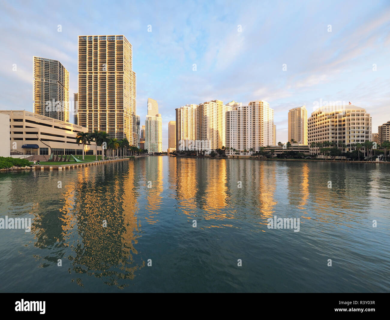 Miami, Floride 11-24-2018 Les bâtiments de la ville de Miami et de Brickell Key, en Floride, au début de la lumière du matin. Banque D'Images