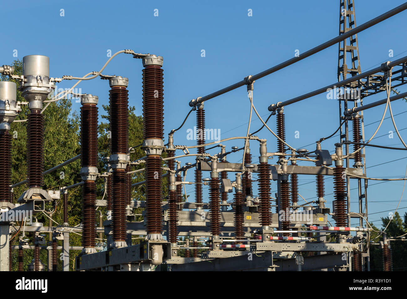 Sous-station électrique tour pour générer de l'énergie avec le fond de ciel Banque D'Images