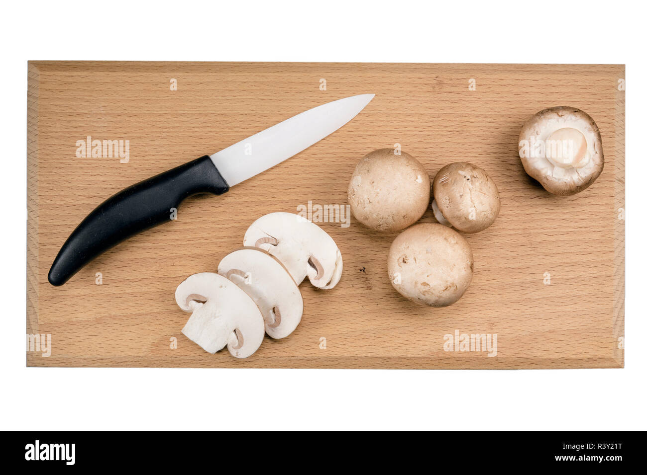 Champignons châtaigne & couteau sur une planche à découper en bois. Champignons crus brut. Découper sur un fond blanc. Banque D'Images