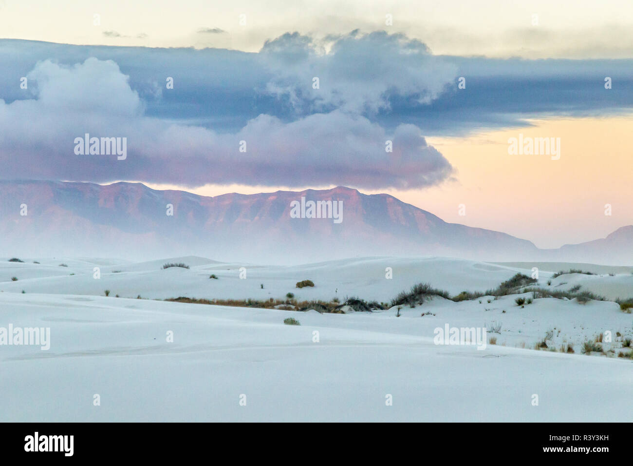 USA, Nouveau Mexique, White Sands National Monument. Lever du soleil sur le sable et les montagnes. Banque D'Images