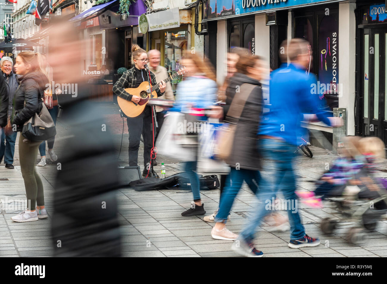 Cork, Irlande. 24 Nov, 2018. Rush Shoppers dans différentes directions que shopping pour Noël commence pour de bon. Credit : Andy Gibson/Alamy Live News. Banque D'Images