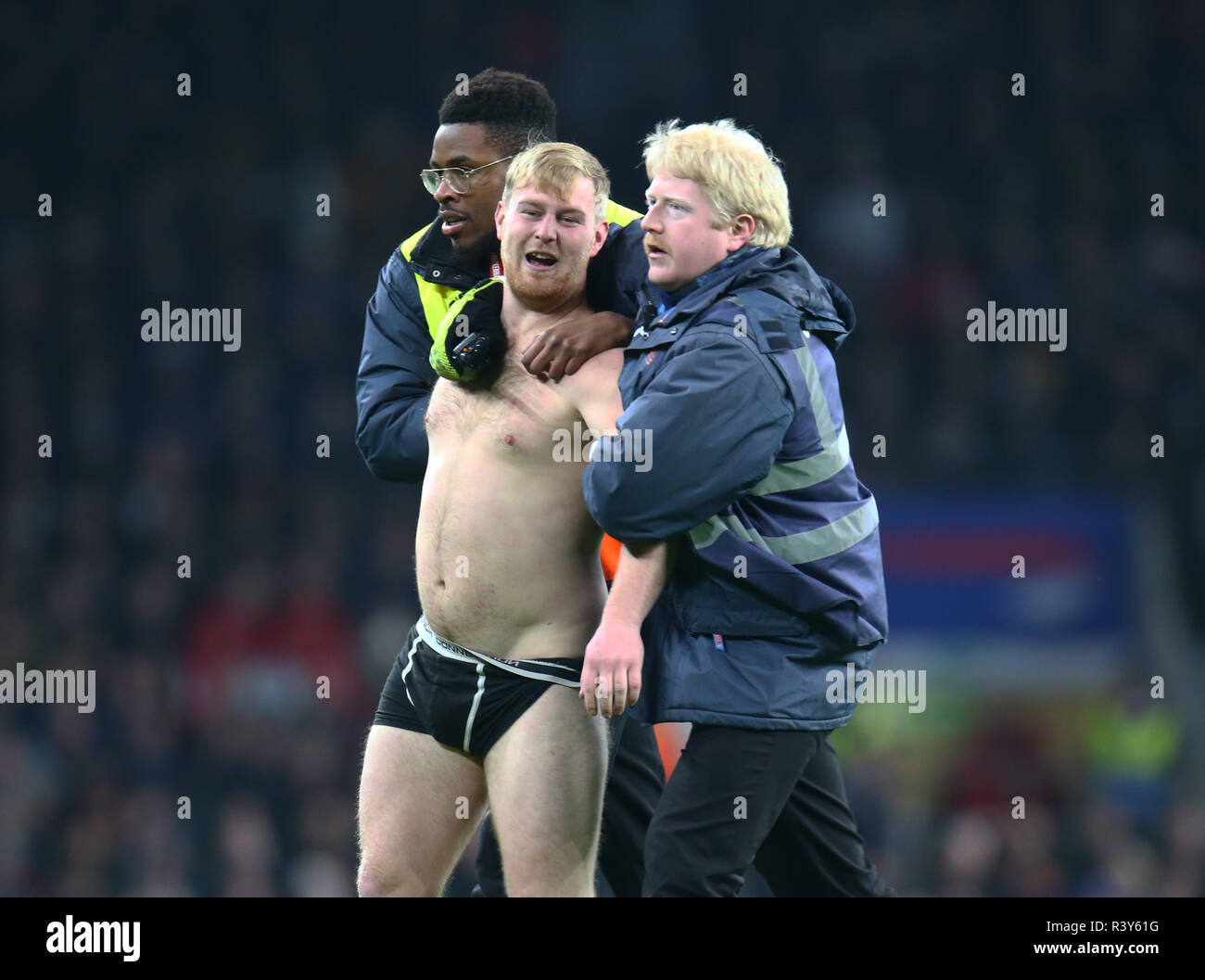 Londres, Royaume-Uni, 24 novembre, 2018 Fan sur pitch pendant 183 International entre l'Angleterre et l'Australie à Twickenham , , Londres, Angleterre le 24 Nov 2018. Action Crédit photo : Action Crédit C Sport Sport Foto/Alamy Live News Banque D'Images Londres, Royaume-Uni, 24 novembre, 2018 Fan sur pitch pendant 183 International entre l'Angleterre et l'Australie à Twickenham , , Londres, Angleterre le 24 Nov 2018. Action Crédit photo : Action Crédit C Sport Sport Foto/Alamy Live News Banque D'Images