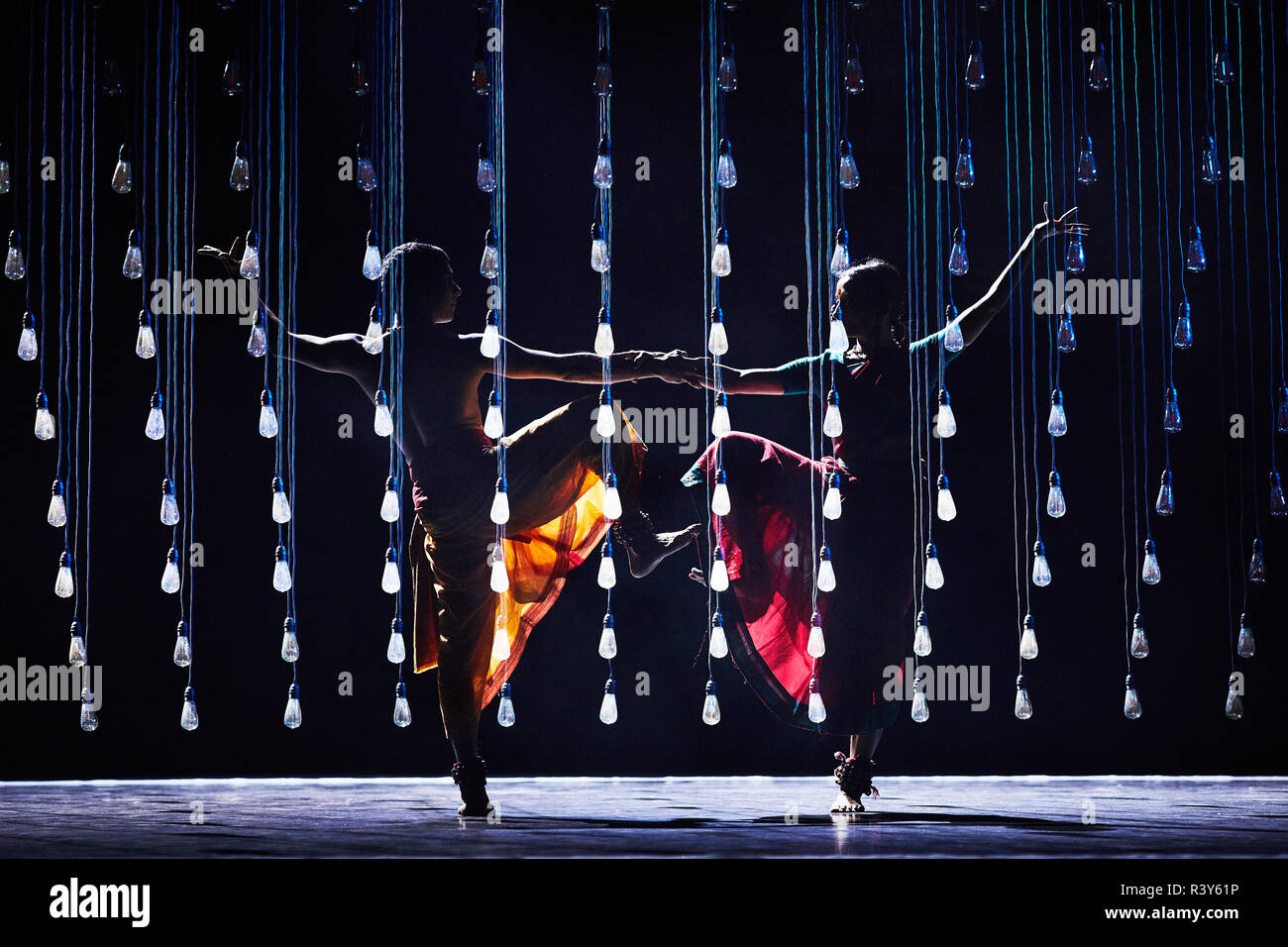 Londres, Royaume-Uni. 23 Nov 2018. -Dans sa deuxième année au Sadler's Wells, Darbar Festival accueille certains des plus grands noms de la danse classique indienne, organisée par Sadler's Wells Artiste associé Akram Khan. Dans la première représentation du festival, Renjith Babu et Neha Mondal Chakravarty présente "une soirée de bharatanatyam Bharatanatyam" par l'artiste contemporain et Mavin Khoo. Le deuxième soir de l'émission, "aventures en Kathak Odissi et", combine deux formes de danse classique indienne dans des solos par Sujata Mohapatra et Gauri Diwakar. Credit : Ambra vernuccio/Alamy Live News Banque D'Images